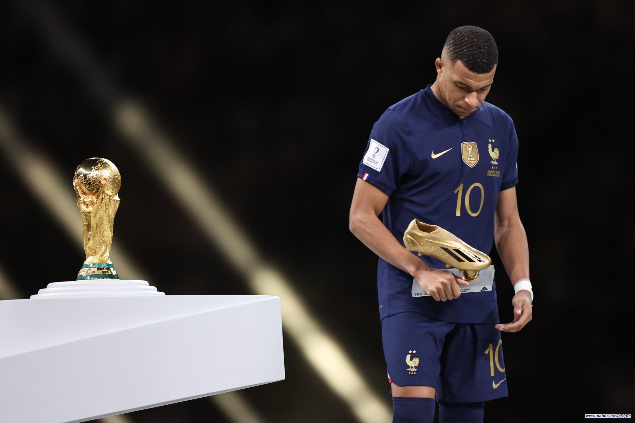 مبابي يودع كأس العالم بحذاء من ذهب